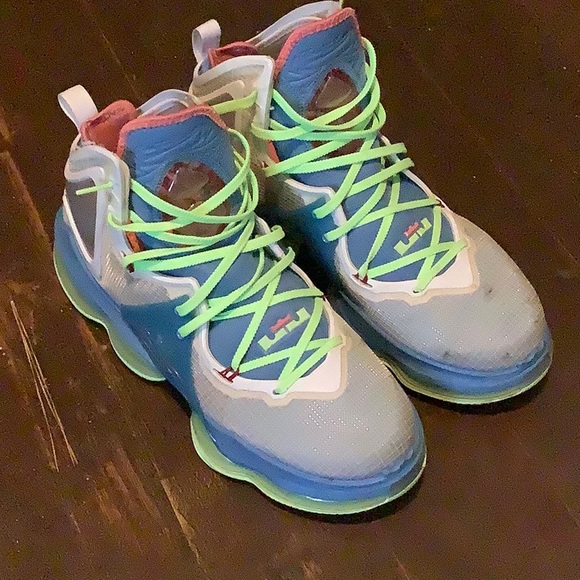 2022 Nike LeBron Sneakers - Picture 1 of 13